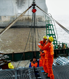 手拉葫蘆用于隨橋電纜敷設